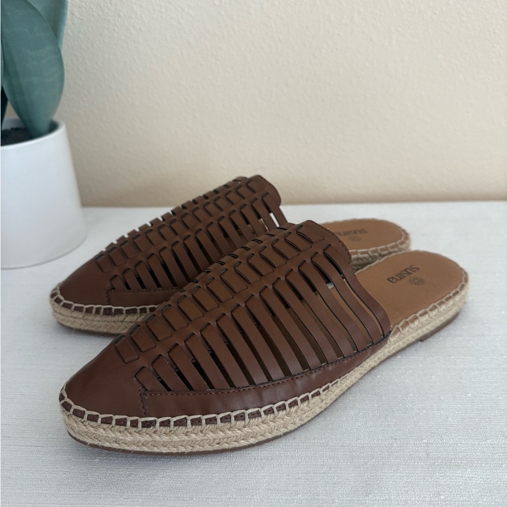 New SUSINA Tan Woven Faux Leather Casual Mules